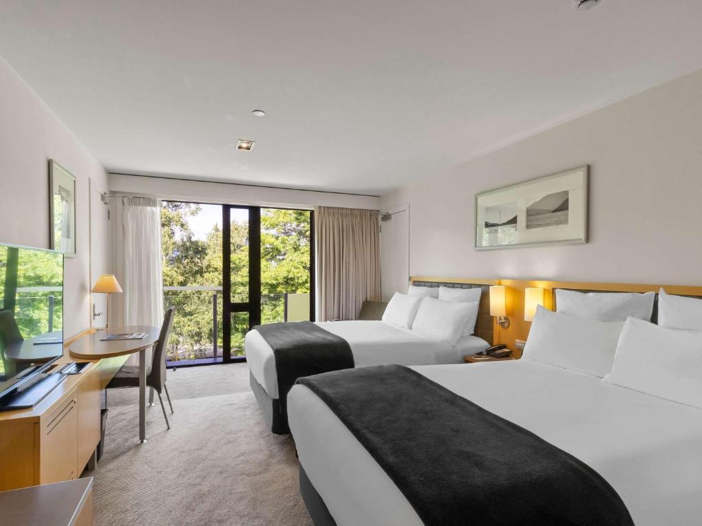 Postel nebo postele na pokoji v ubytování Novotel Queenstown Lakeside