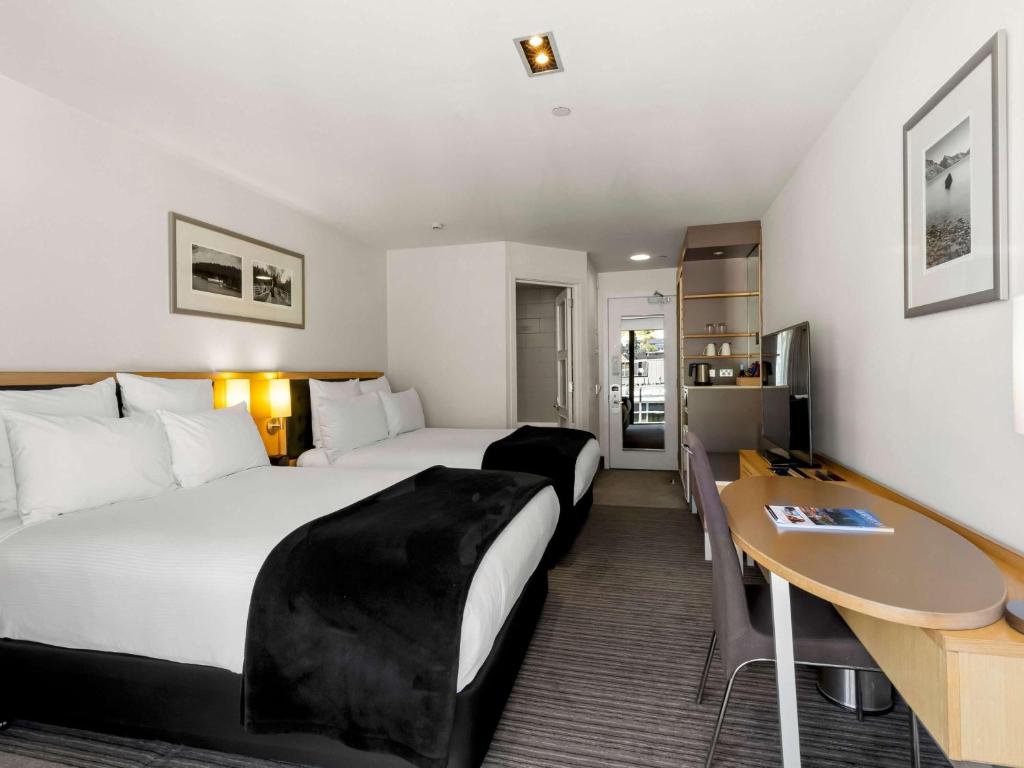 Postel nebo postele na pokoji v ubytování Novotel Queenstown Lakeside