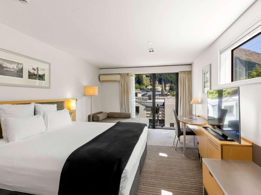 Postel nebo postele na pokoji v ubytování Novotel Queenstown Lakeside