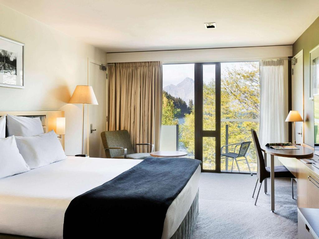 Postel nebo postele na pokoji v ubytování Novotel Queenstown Lakeside