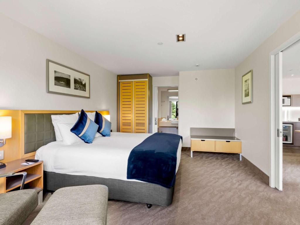 Postel nebo postele na pokoji v ubytování Novotel Queenstown Lakeside