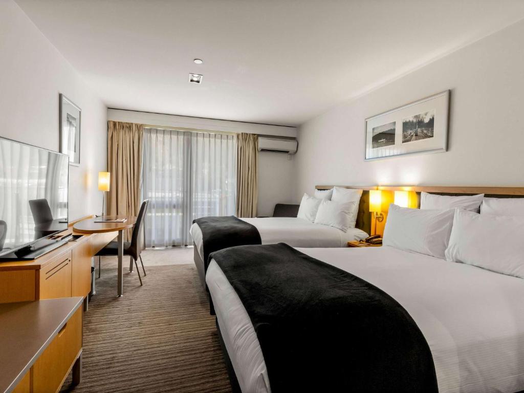 Postel nebo postele na pokoji v ubytování Novotel Queenstown Lakeside