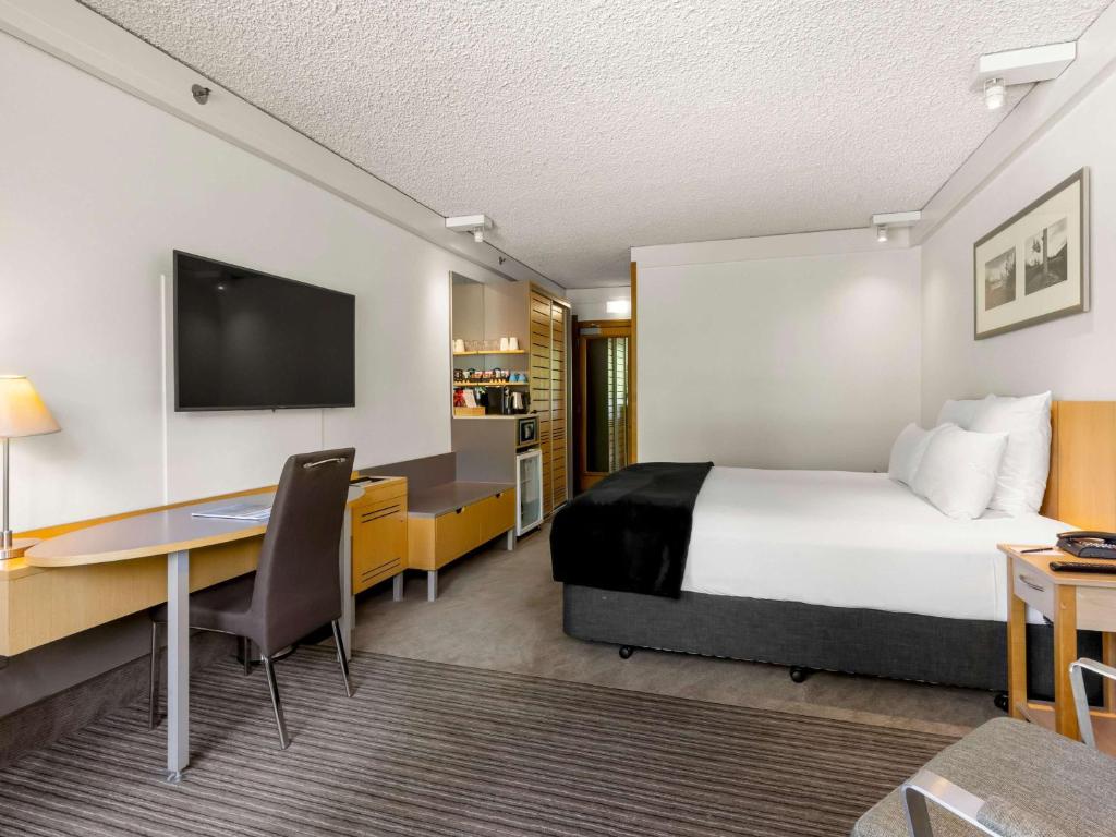 Postel nebo postele na pokoji v ubytování Novotel Queenstown Lakeside