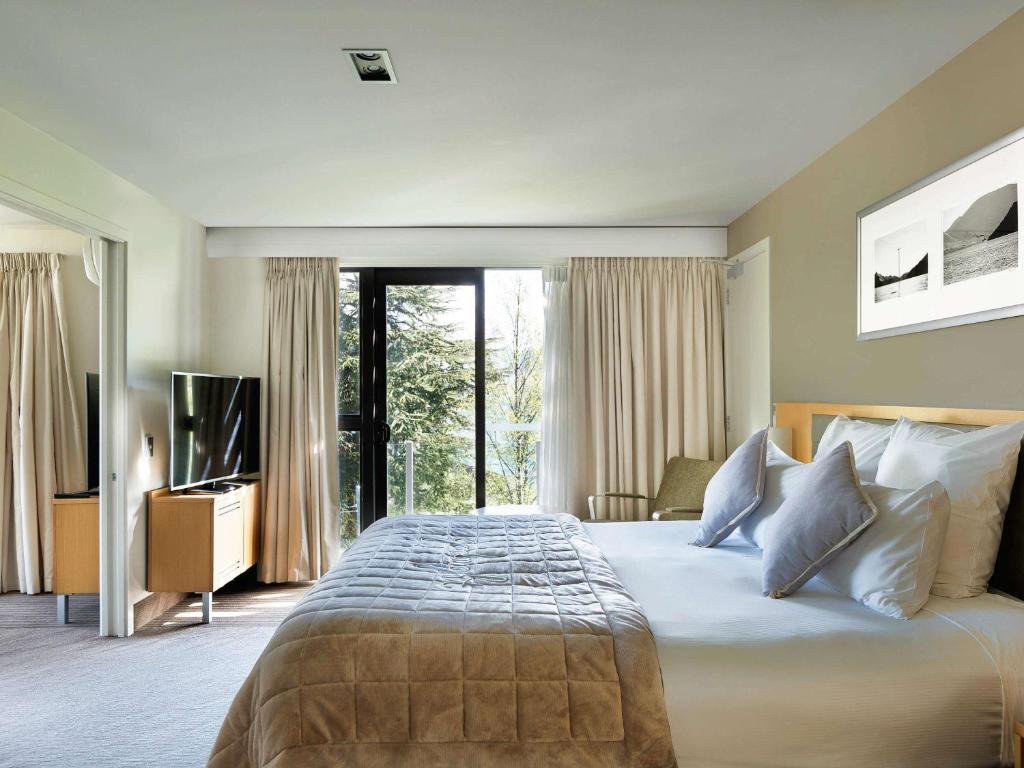 Postel nebo postele na pokoji v ubytování Novotel Queenstown Lakeside