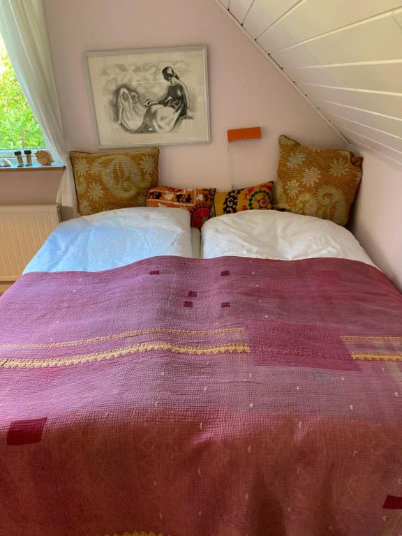 - une chambre avec 2 lits et une couverture violette dans l'établissement Lises bed and breakfast, à Svendborg