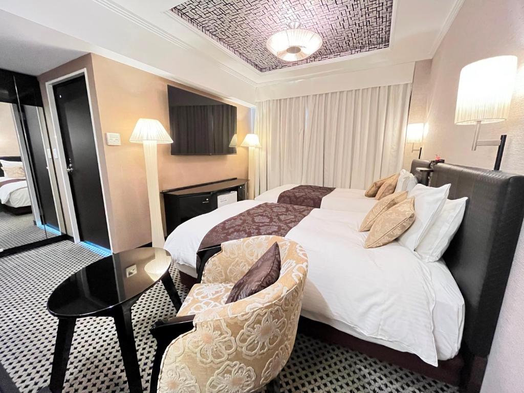 Postel nebo postele na pokoji v ubytování APA Hotel Nagoya Sakae