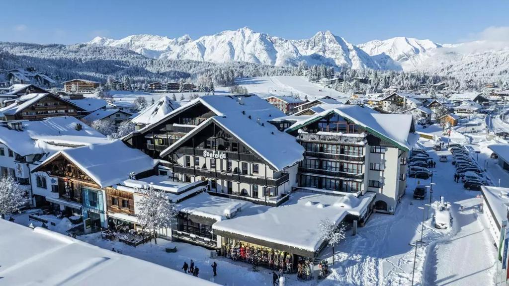 una vista aérea de un complejo en la nieve en Seefelds Bed & Breakfast en Seefeld in Tirol