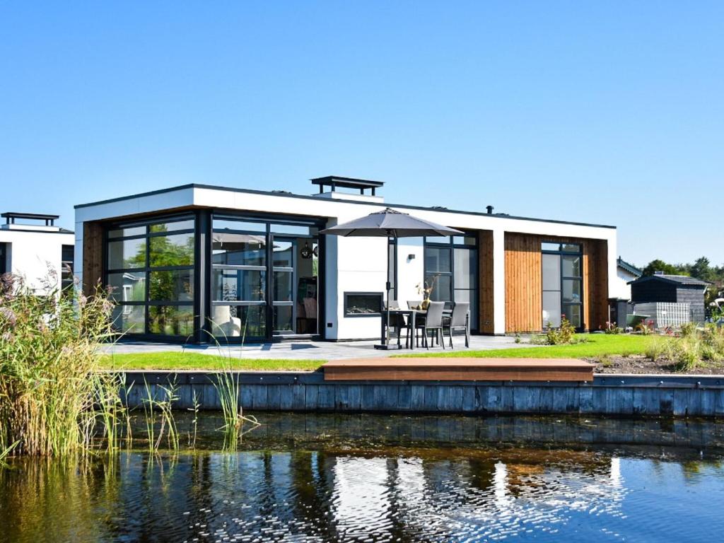 a house with a view of a pond at House with three bathrooms, on a holiday park in Nieuw-Loosdrecht