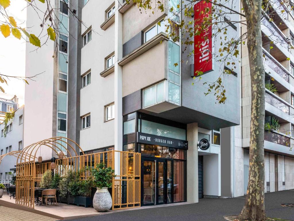 una fachada de un edificio con escaparate en ibis Paris Place d’Italie 13ème en París