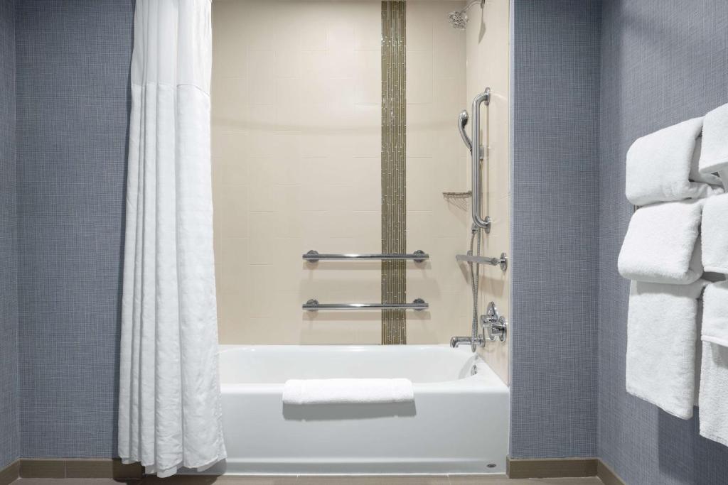 Hyatt Place Iowa City Downtown - Room King Con Cama Con Sofá Y Bañera Accesible
