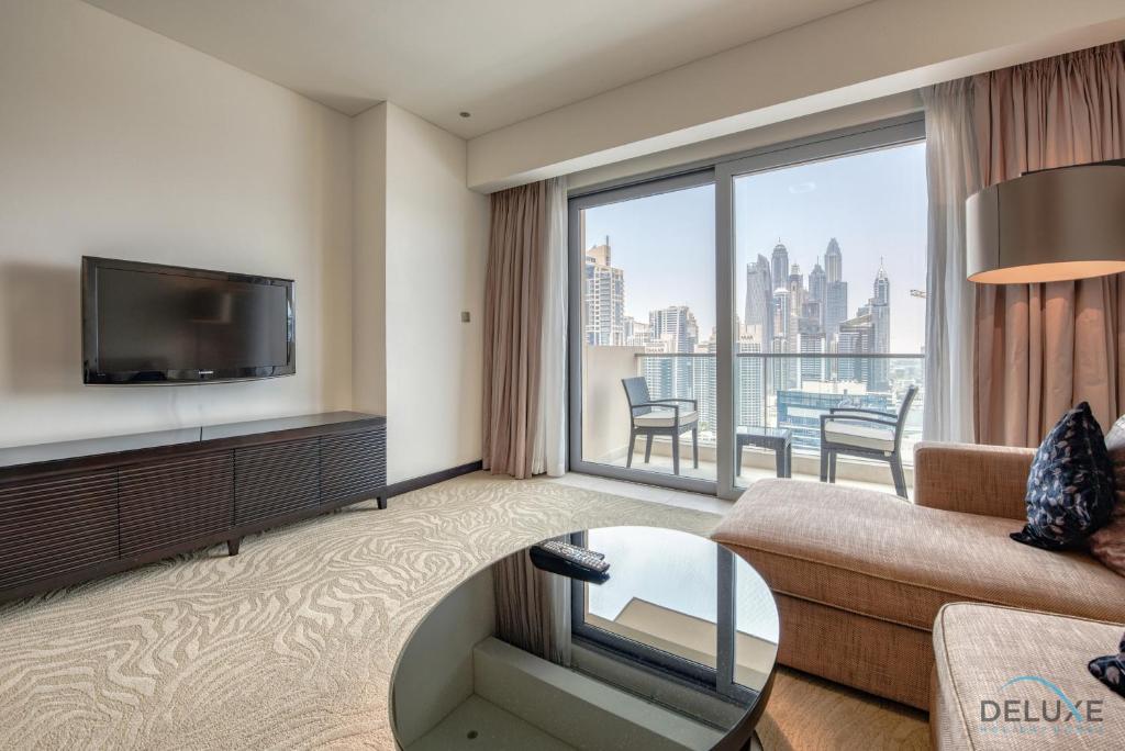 TV a/nebo společenská místnost v ubytování Posh 1BR at The Address Residences Dubai Marina by Deluxe Holiday Homes