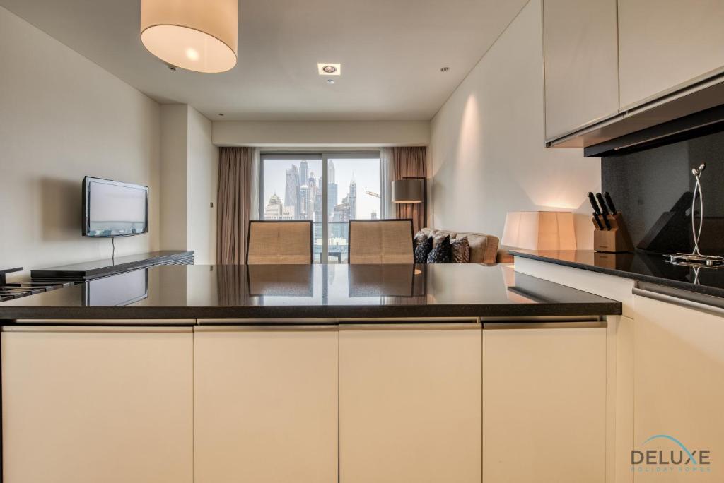 Kuchyň nebo kuchyňský kout v ubytování Posh 1BR at The Address Residences Dubai Marina by Deluxe Holiday Homes