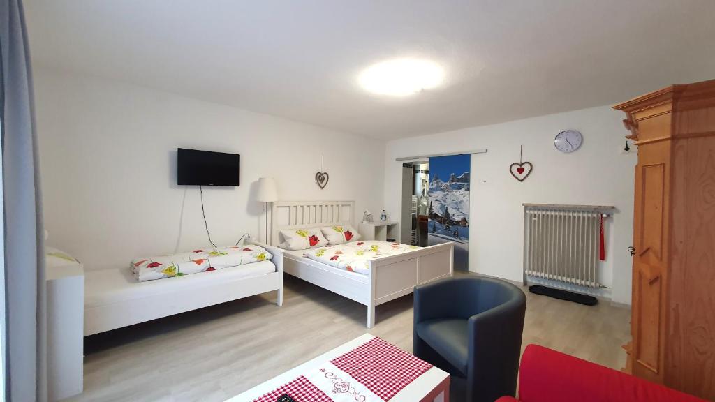 TV a/nebo společenská místnost v ubytování Hotel Garni Haus Alpine - Chiemgau Karte inkl