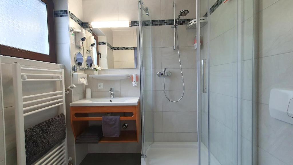 Koupelna v ubytování Hotel Garni Haus Alpine - Chiemgau Karte inkl