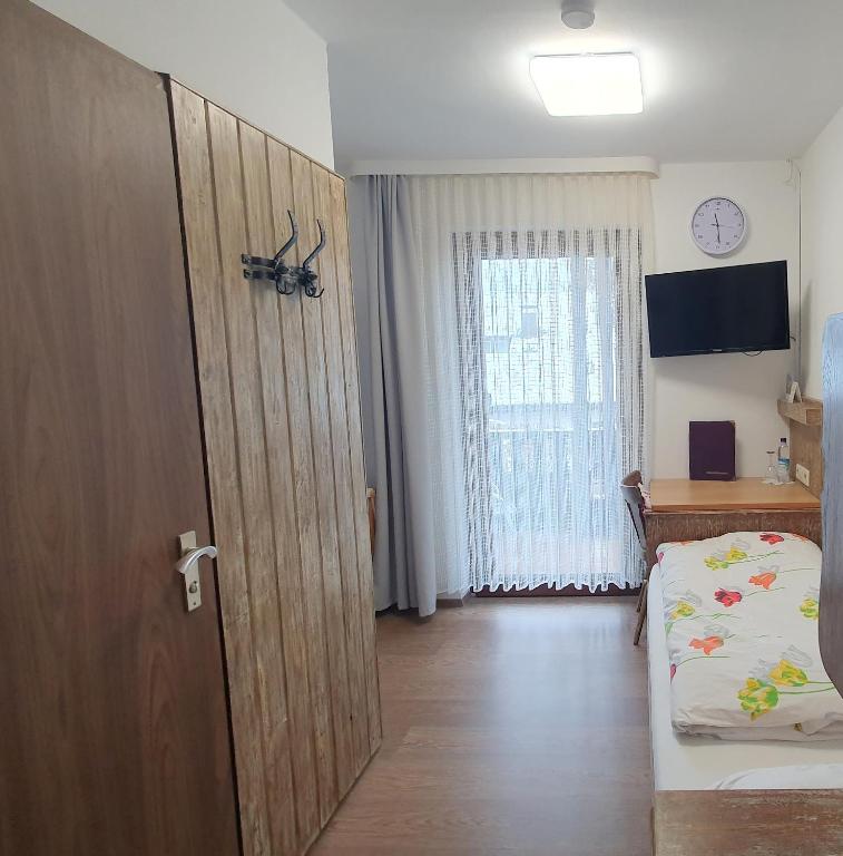 TV a/nebo společenská místnost v ubytování Hotel Garni Haus Alpine - Chiemgau Karte inkl