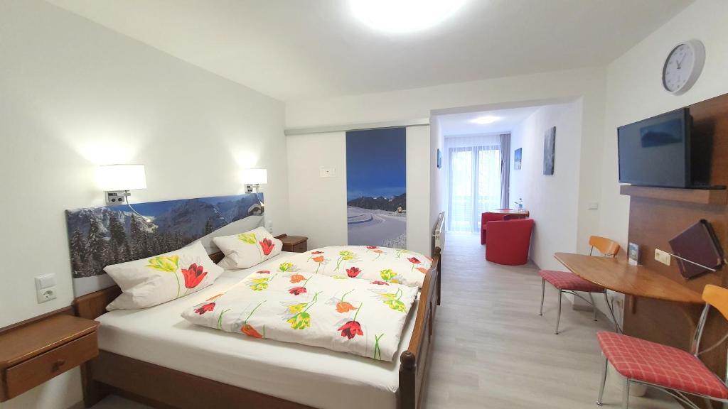 Postel nebo postele na pokoji v ubytování Hotel Garni Haus Alpine - Chiemgau Karte inkl