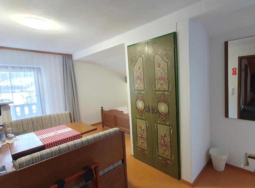 Posezení v ubytování Hotel Garni Haus Alpine - Chiemgau Karte inkl