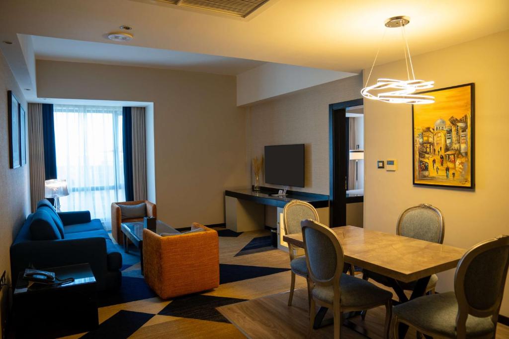 Hilton Amman - Two-Bedroom Suite With One King And Two Twin Beds
