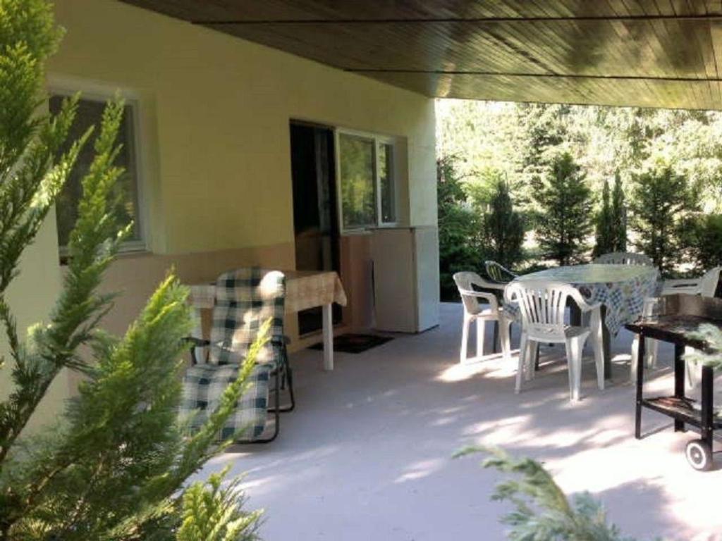 un patio con tavolo, sedie e tavolo di Charmantes Ferienhaus in Gmina Piotrkw Kujawski mit Garten, Terrasse und Grill a Mąkoszyn