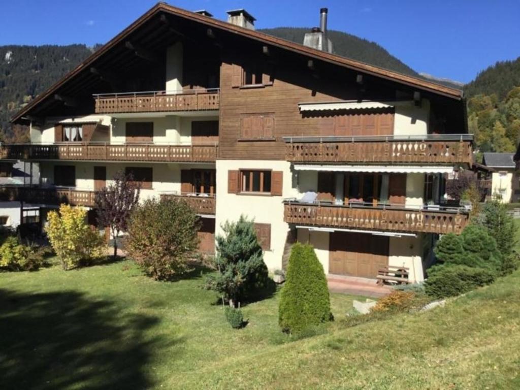a large apartment building with a large balcony at 3 12 Zimmer Wohnung "Haus Fless" in Klosters