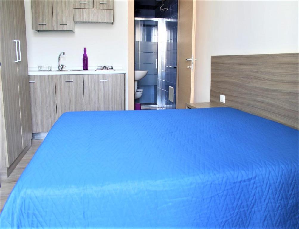 En eller flere senge i et værelse på monolocali residence petraroli by salentolimit