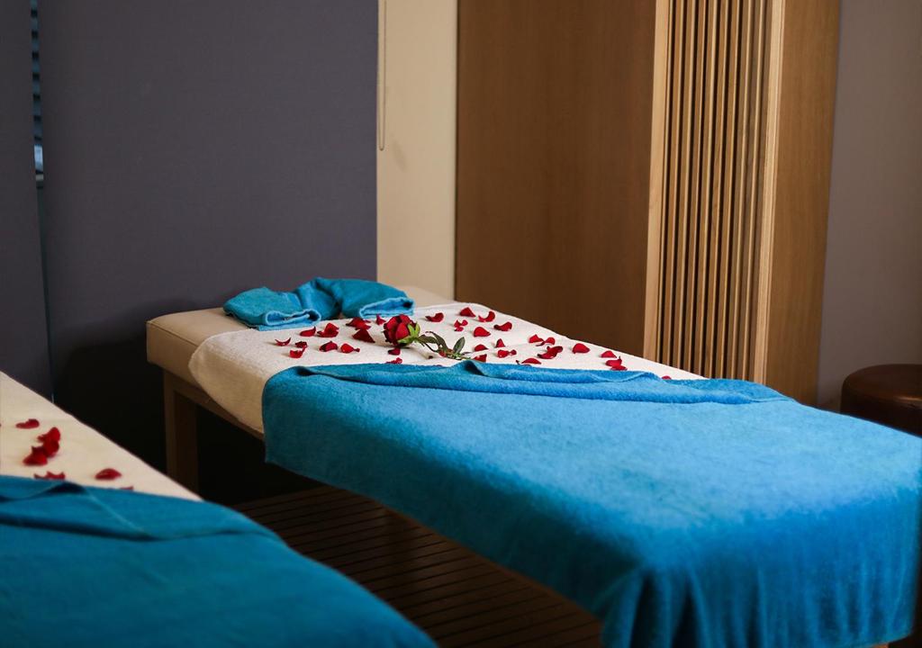 Postel nebo postele na pokoji v ubytování Saifi Suites Hotel