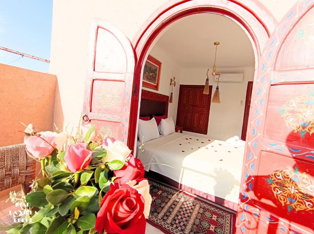 Postel nebo postele na pokoji v ubytování Riad la villa bleue & SPA