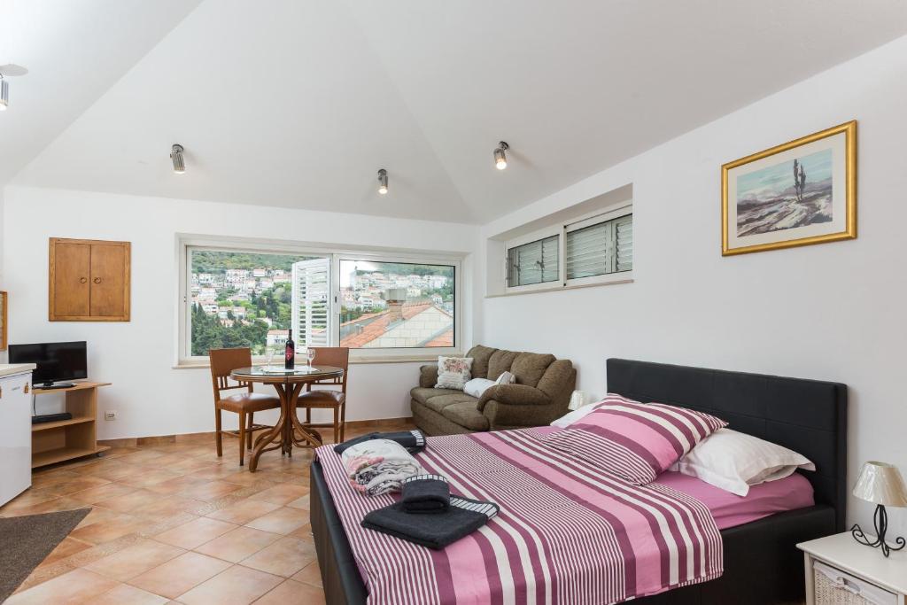 1 dormitorio con 1 cama y sala de estar en Apartments Dia, en Dubrovnik