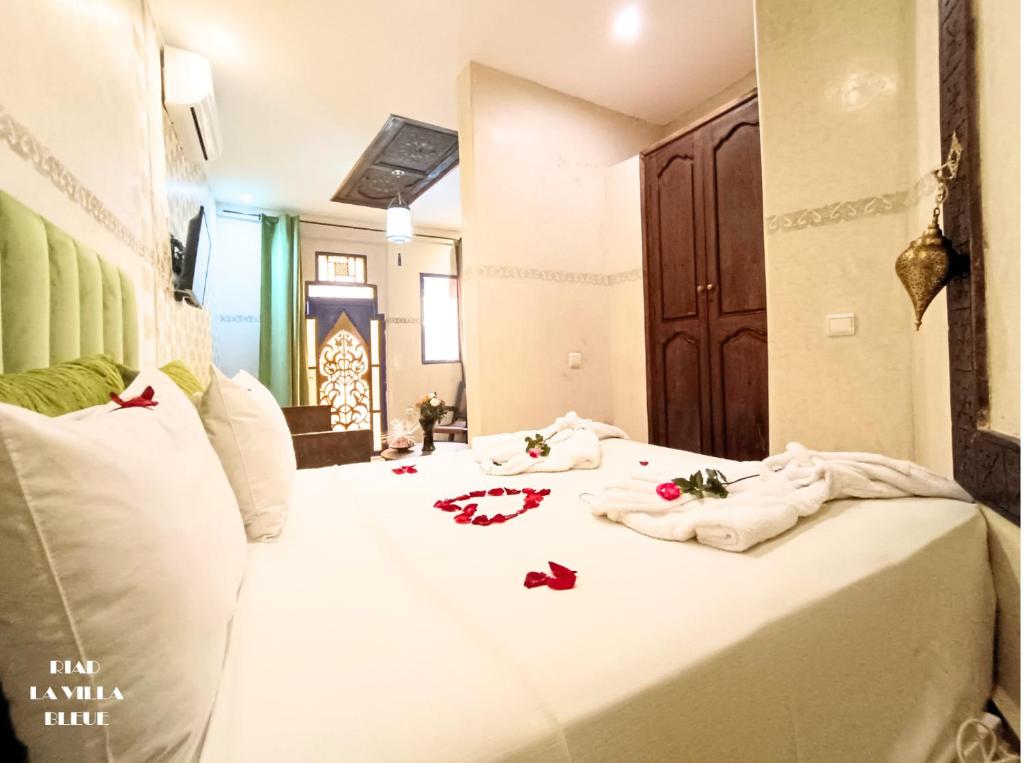 Postel nebo postele na pokoji v ubytování Riad la villa bleue & SPA