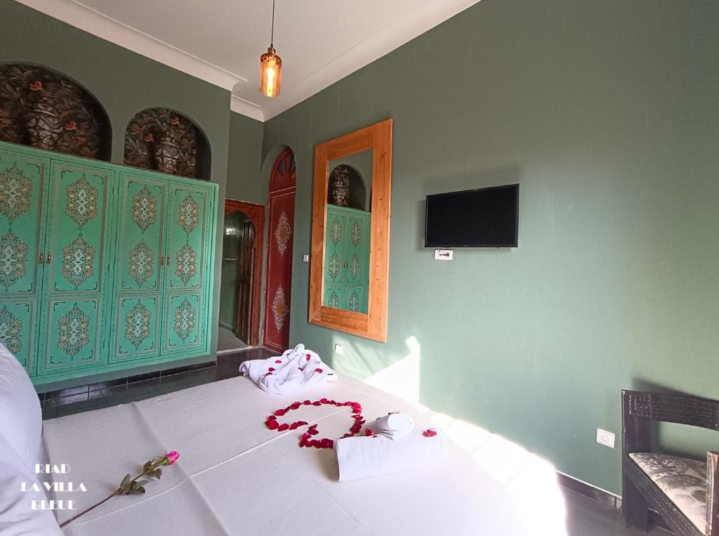 Postel nebo postele na pokoji v ubytování Riad la villa bleue & SPA