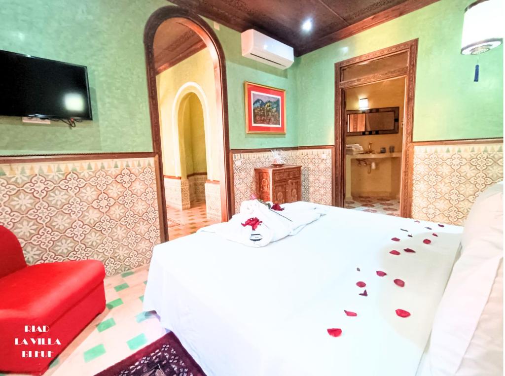 Postel nebo postele na pokoji v ubytování Riad la villa bleue & SPA