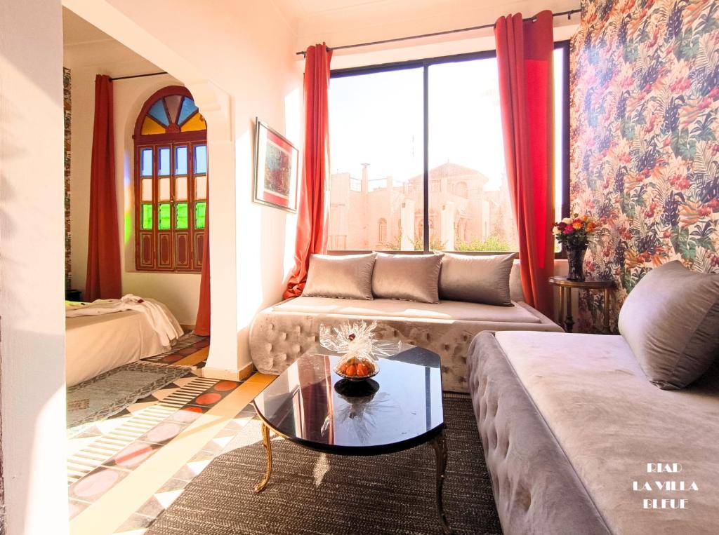 Posezení v ubytování Riad la villa bleue & SPA