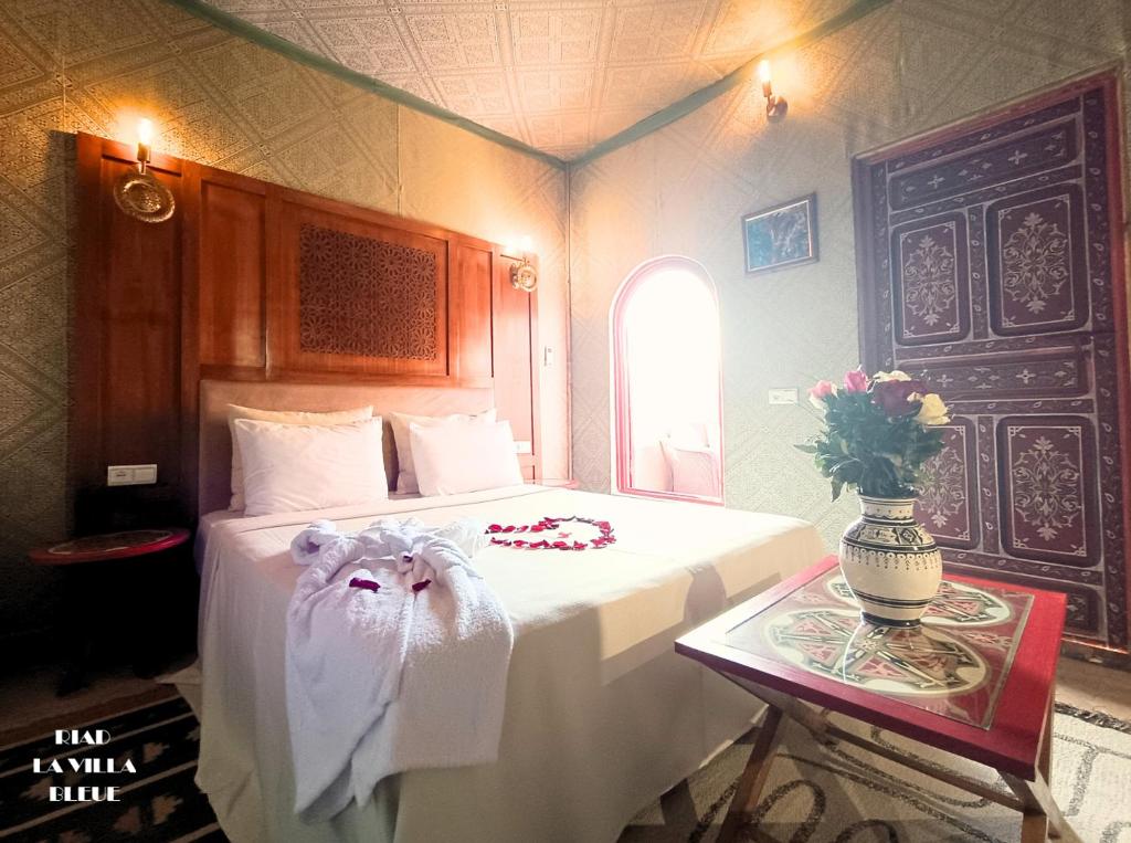 Postel nebo postele na pokoji v ubytování Riad la villa bleue & SPA