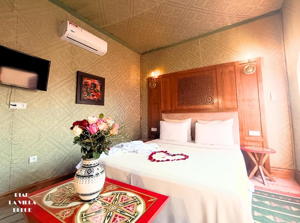 Postel nebo postele na pokoji v ubytování Riad la villa bleue & SPA
