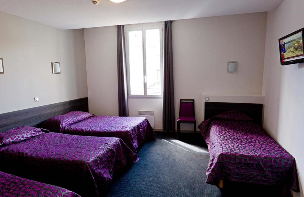 Postel nebo postele na pokoji v ubytování Hôtel Saint Etienne