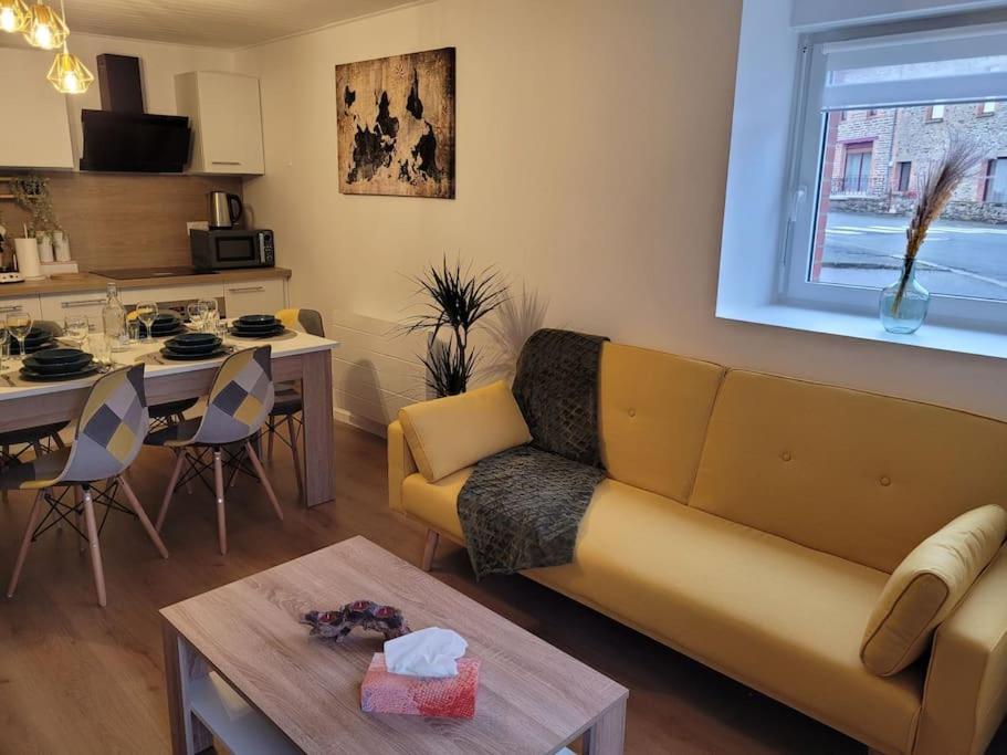 MernelにあるLa Parentaiseのリビングルーム(黄色のソファ付)、キッチンが備わります。