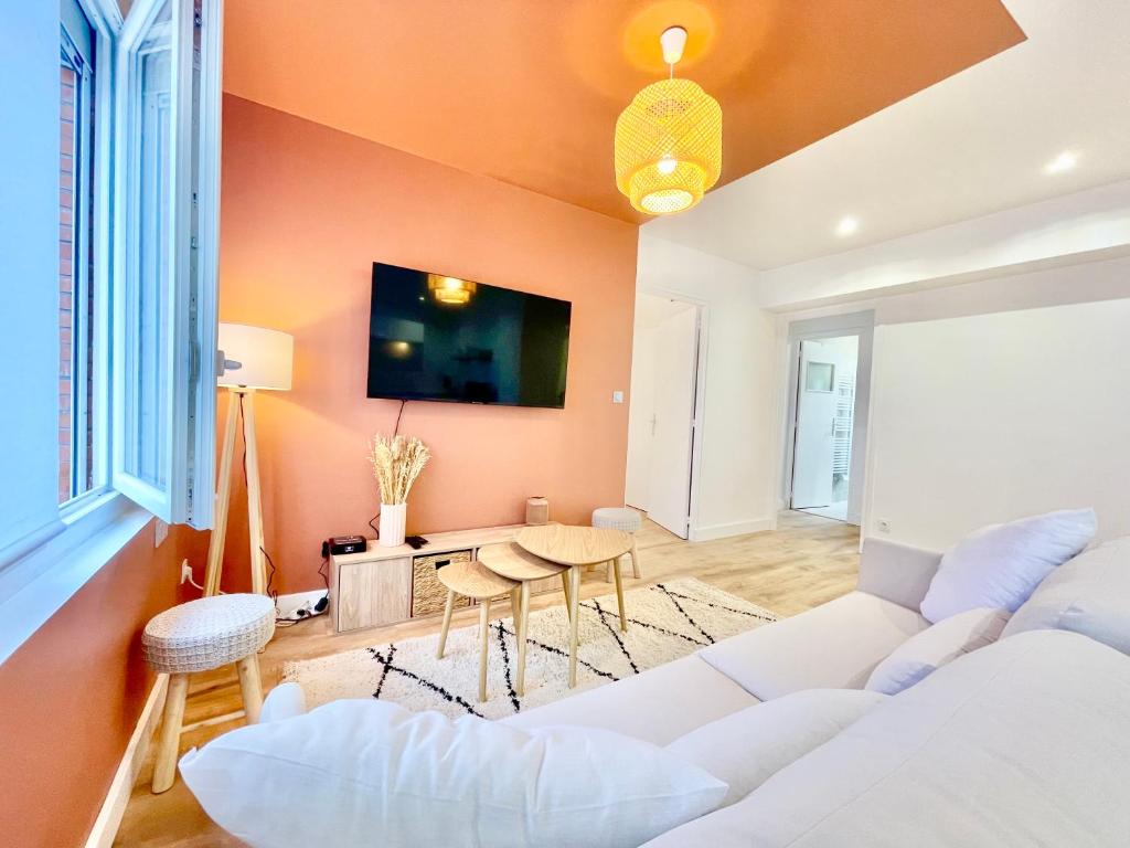 un salon avec un canapé et une table dans l'établissement Le Bohème 21 - Proche Gare - Fibre - Lumineux, à Saint-Nazaire