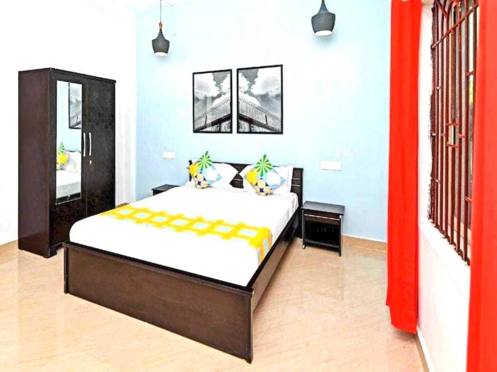 un dormitorio con una cama grande en una habitación en Hotel O MOHAPATRA GUEST HOUSE, en Khandagiri