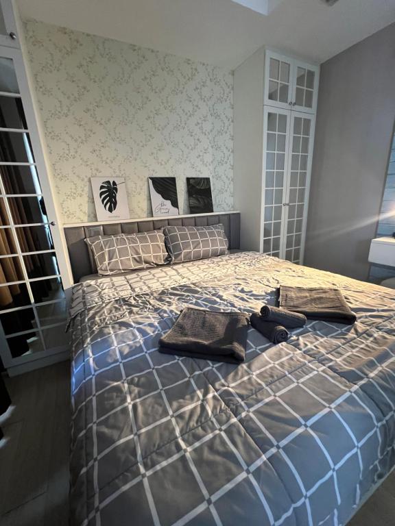 a bedroom with a bed with two towels on it at I chill Six Room in Ban Bang Saen (1)