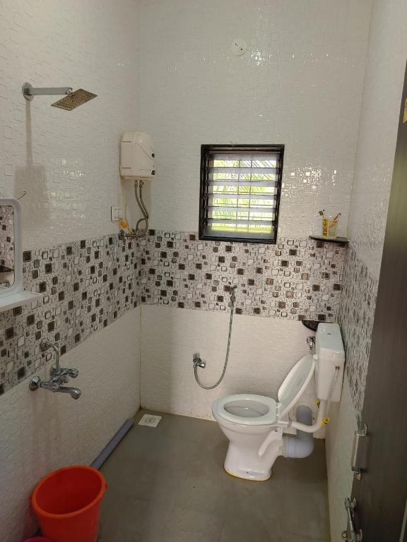 un bagno con un water e un lavandino di SHRISHAILAM FARM AND YATRI NIWAS a Akalkot
