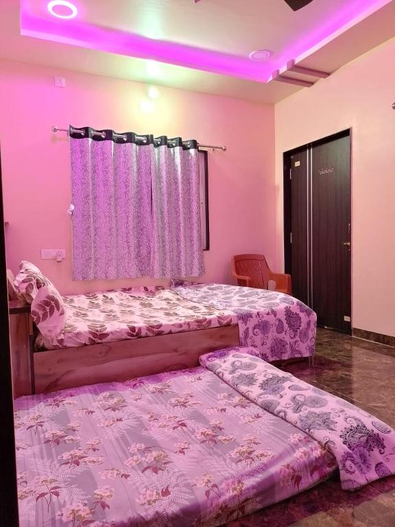 Letto o letti in una camera di SHRISHAILAM FARM AND YATRI NIWAS