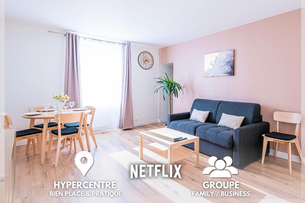 a living room with a couch and a table at Idéal Pro et Famille en Hypercentre - 3 lits in Corbeil-Essonnes