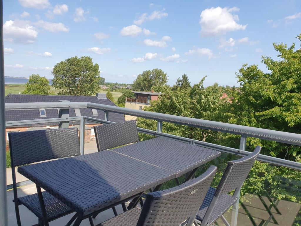 einen Tisch und Stühle auf dem Balkon eines Hauses in der Unterkunft Seaside - ABC415 in Wismar