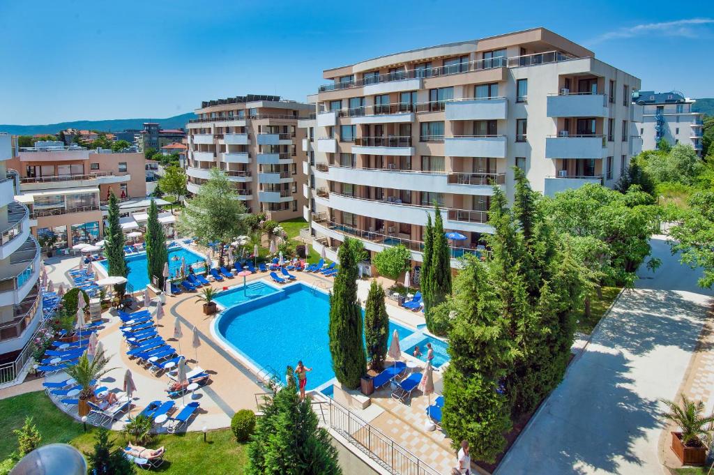 una vista aérea de un complejo con piscina en Hermes Club Hotel - Ultra All Inclusive en Tsarevo