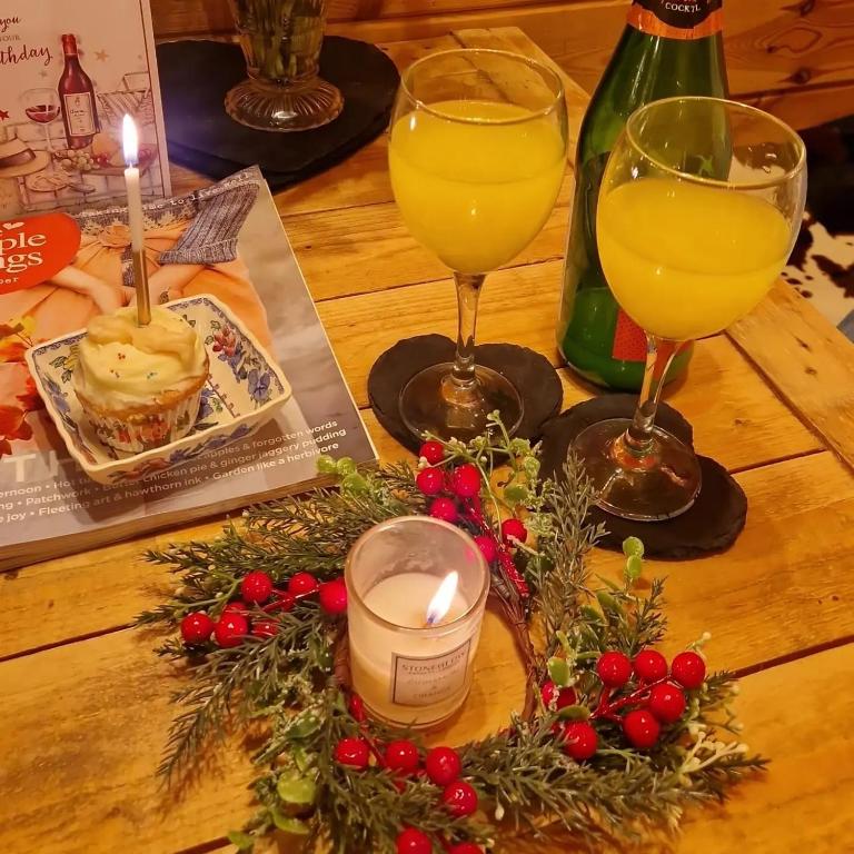 Nápoje v ubytování Burtree Country House, Tipi's, Treehouse & Lodge & house rooms with hot tubs in a private garden