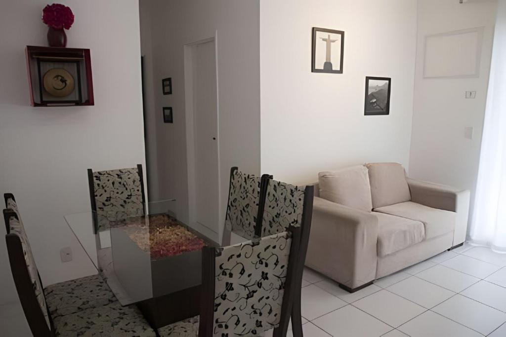sala de estar con mesa de cristal y sofá en Ideal para famílias! Muita segurança en Río de Janeiro
