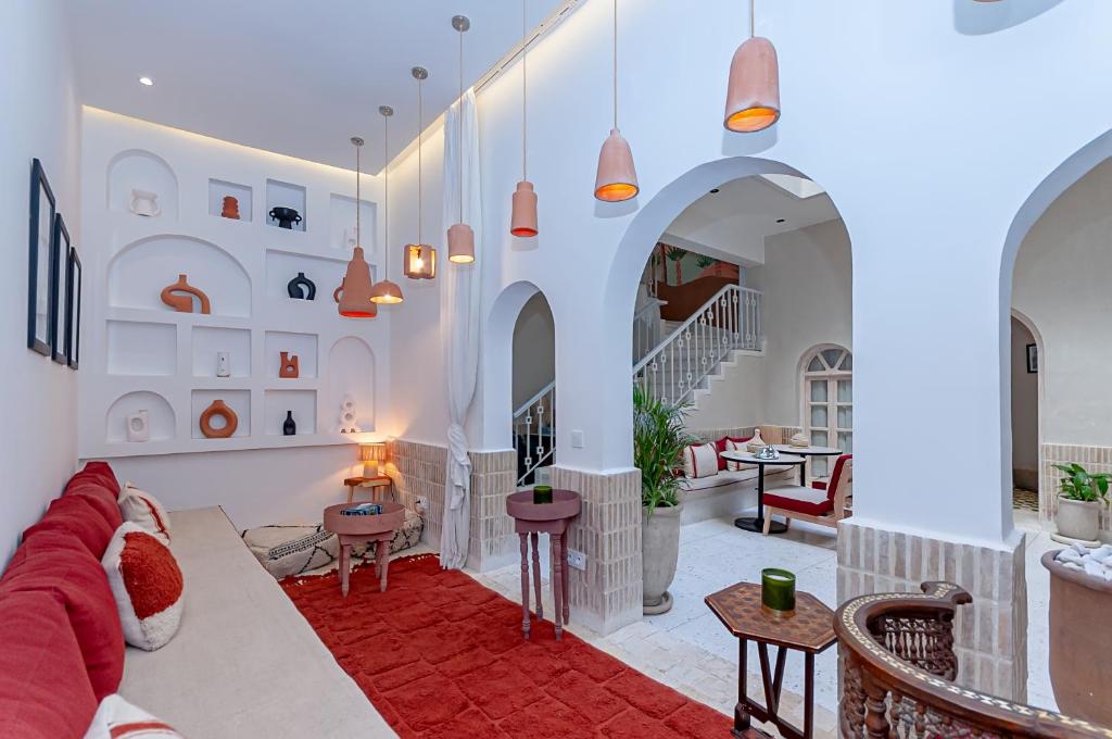un soggiorno con divano e tavolo di Riad K-white a Marrakech