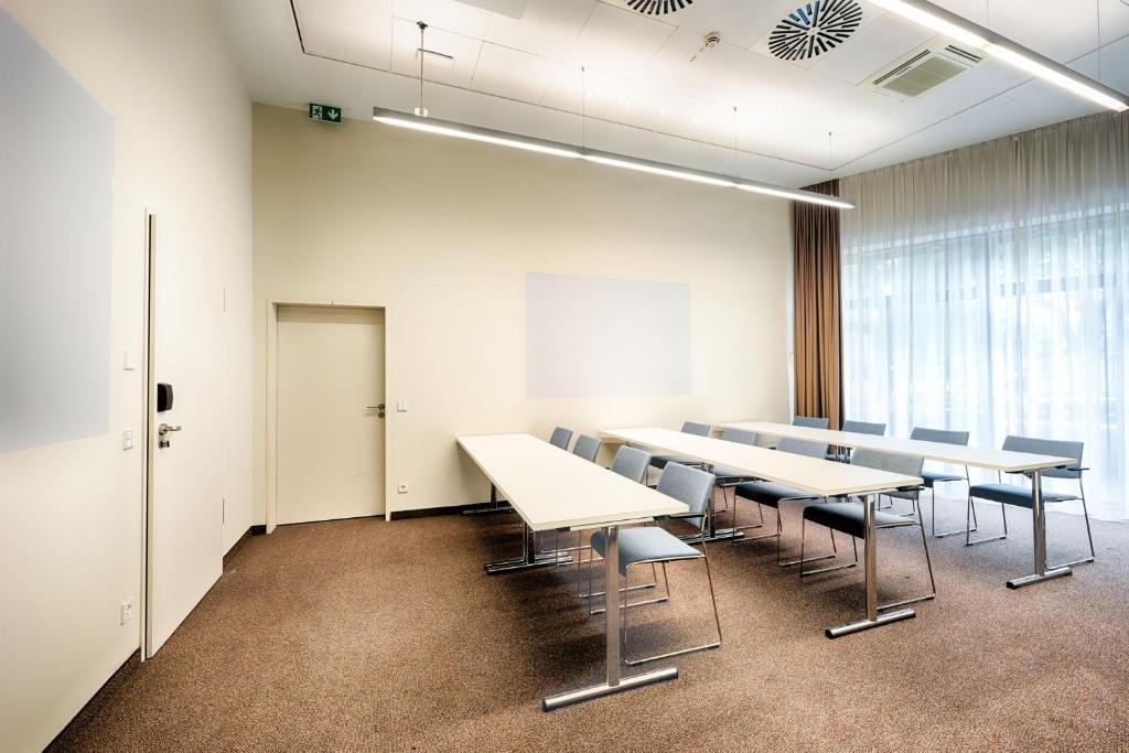 Premier Inn Heilbronn City Centreにあるビジネスエリアまたは会議室