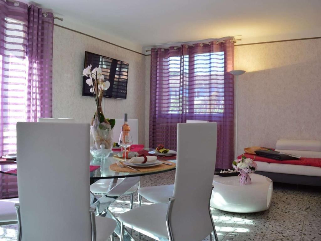 sala de estar con mesa de cristal y sofá en Maison Fréjus, 4 pièces, 6 personnes - FR-1-226A-48, en Fréjus