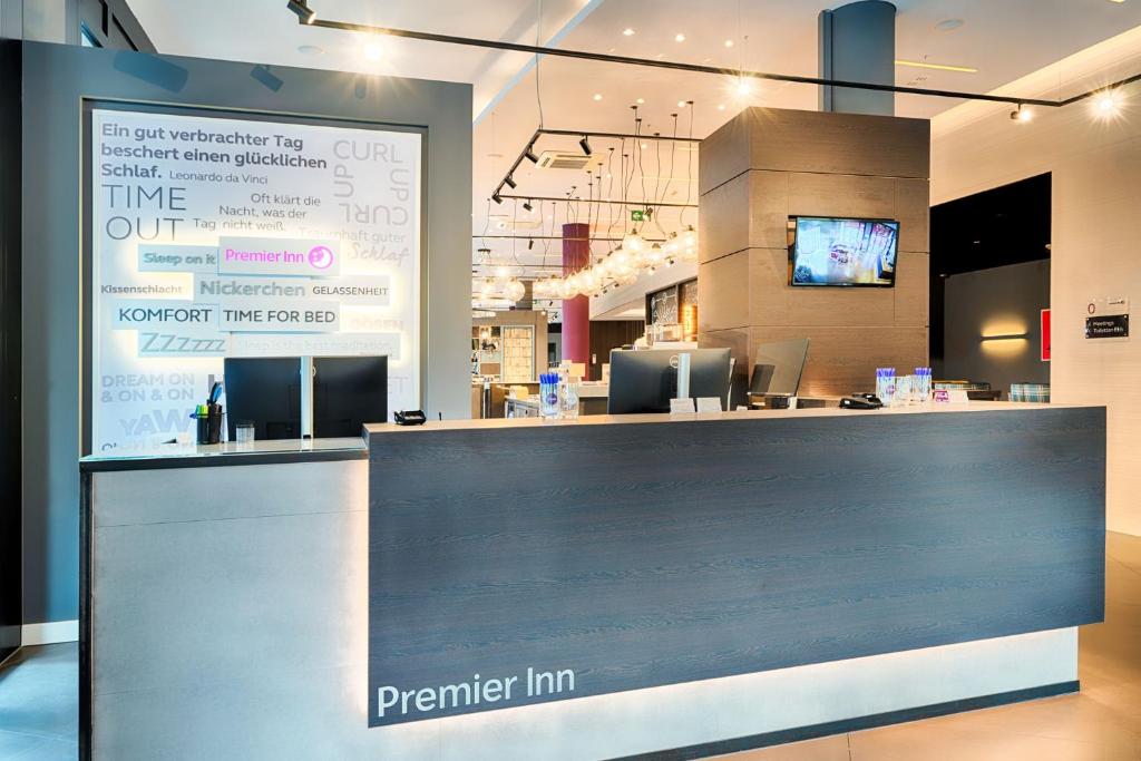 Premier Inn Heilbronn City Centreにあるテレビまたはエンターテインメントセンター